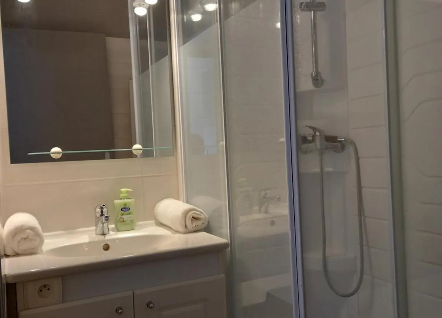 Appartement T3 En Duplex Proche Gare Sncf Avec Parking A Montelimar 0*,  France